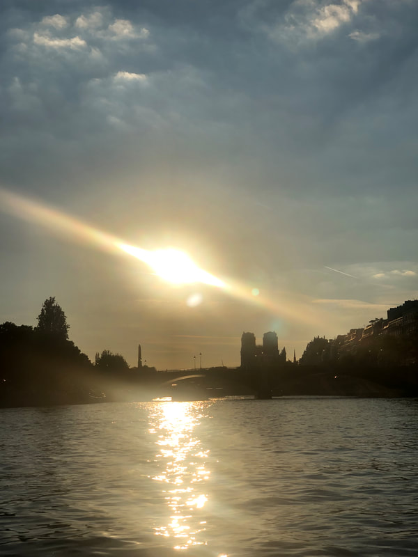 Jour 19: À Paris, nous avons fait une belle promenade en bateau sur la Seine. J’adore ce photo parce que Notre Dame est dans l’arrière-plan avec le soleil.
